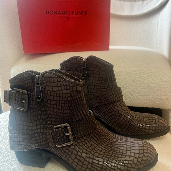 Donald J Pliner NWT size 8.5
New in box Charcoal Vinyage Python booties - Picture 2 of 8